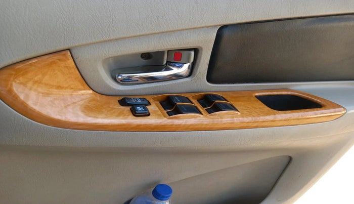 2011 Toyota Innova V 2.5 8 STR, Diesel, Manual, 1,04,651 km, interior