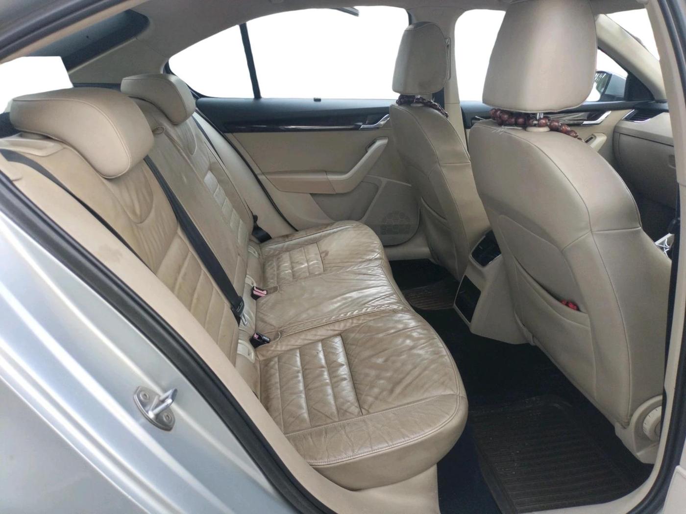 2014 Skoda Octavia AMBITION 2.0 TDI, Diesel, Manual, 2,12,997 km, interior