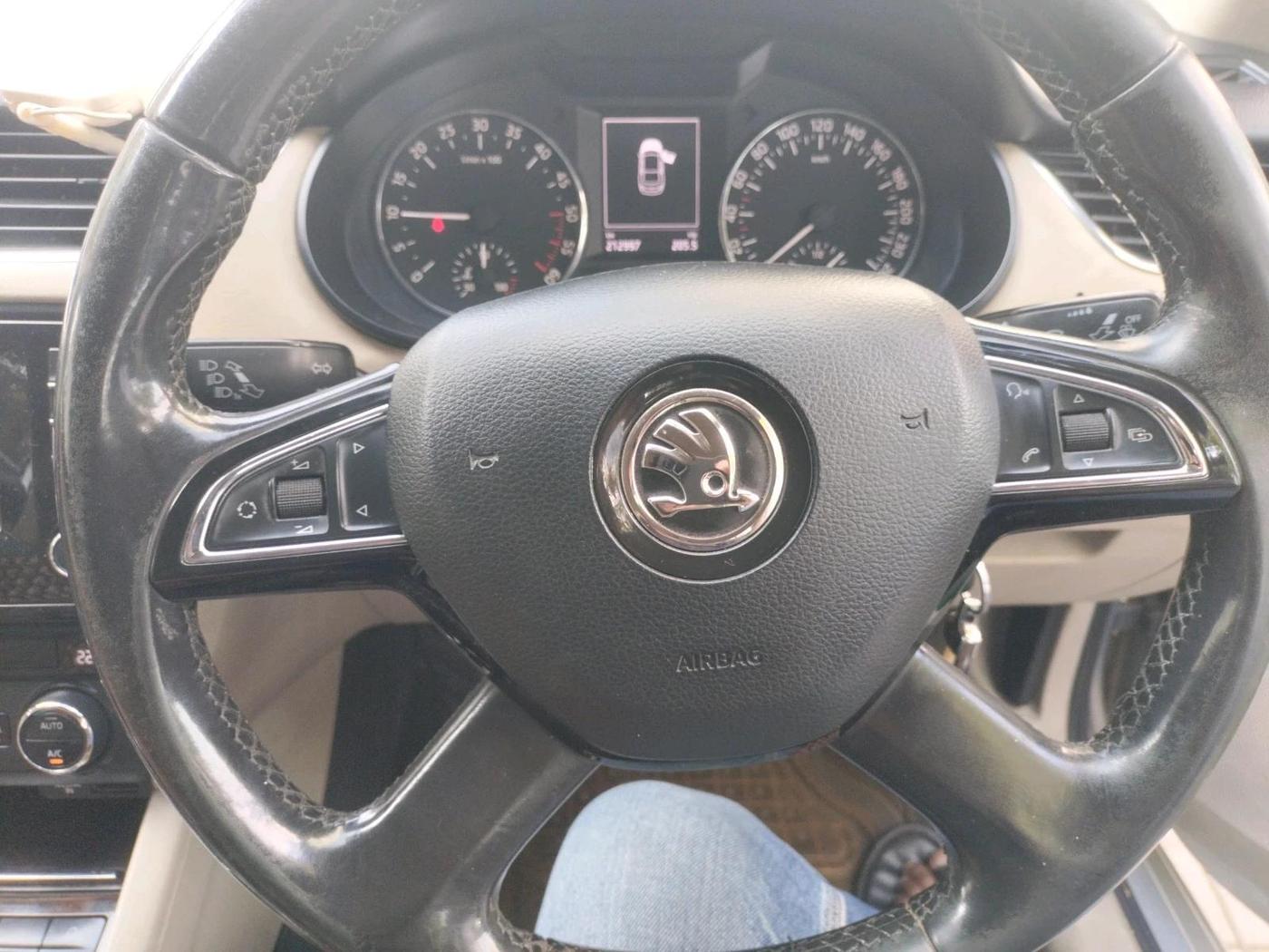 2014 Skoda Octavia AMBITION 2.0 TDI, Diesel, Manual, 2,12,997 km, interior