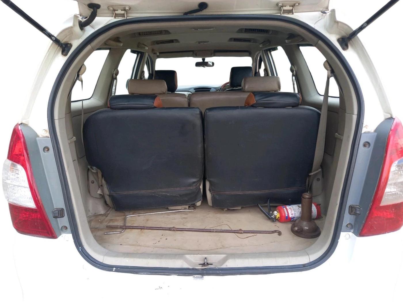 2011 Toyota Innova 2.5 G4 7 STR, Diesel, Manual, 1,70,078 km, exterior