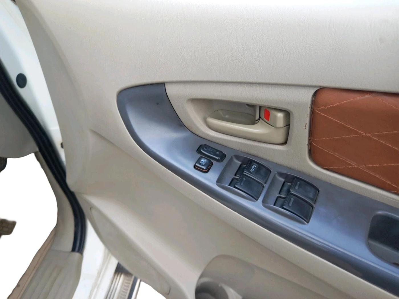 2011 Toyota Innova 2.5 G4 7 STR, Diesel, Manual, 1,70,078 km, interior