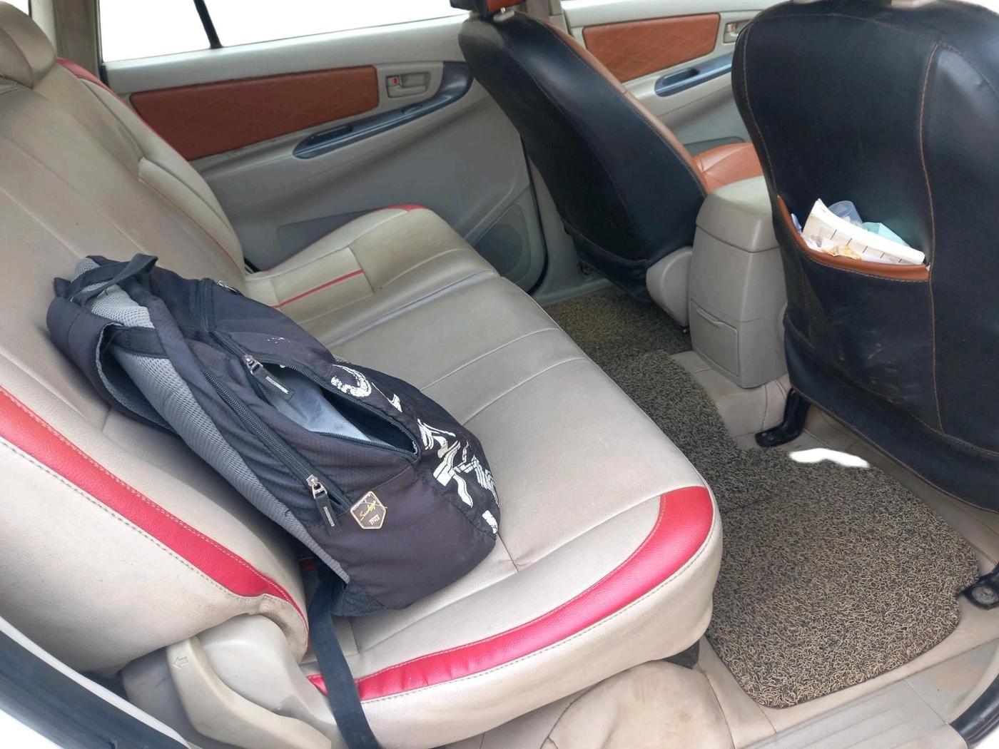 2011 Toyota Innova 2.5 G4 7 STR, Diesel, Manual, 1,70,078 km, interior