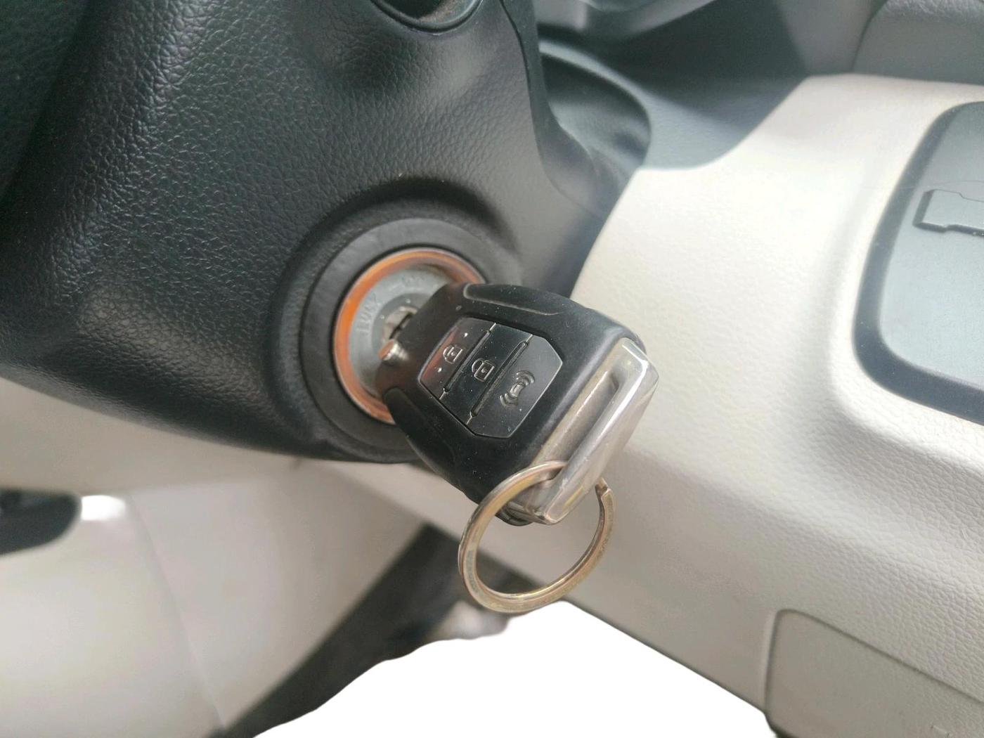 2019 Mahindra XUV300 W6 1.2 PETROL, Petrol, Manual, 50,879 km, interior
