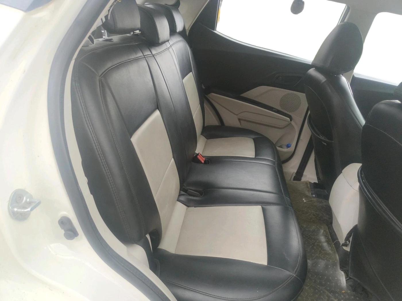 2019 Mahindra XUV300 W6 1.2 PETROL, Petrol, Manual, 50,879 km, interior