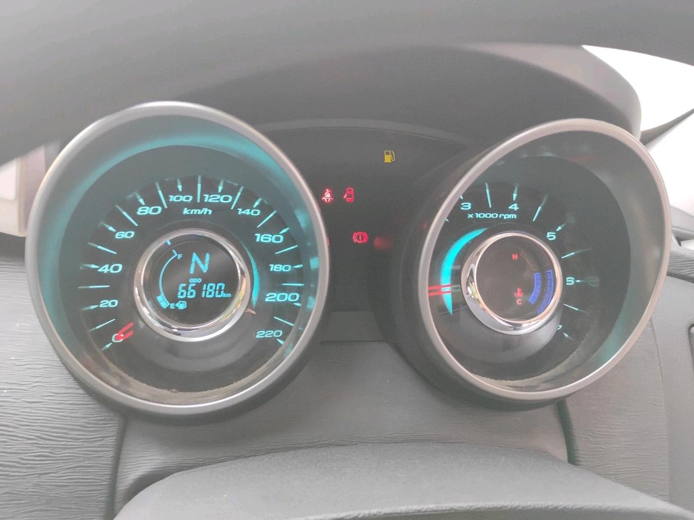 2020 Mahindra XUV500 W7, Diesel, Manual, 66,180 km, interior