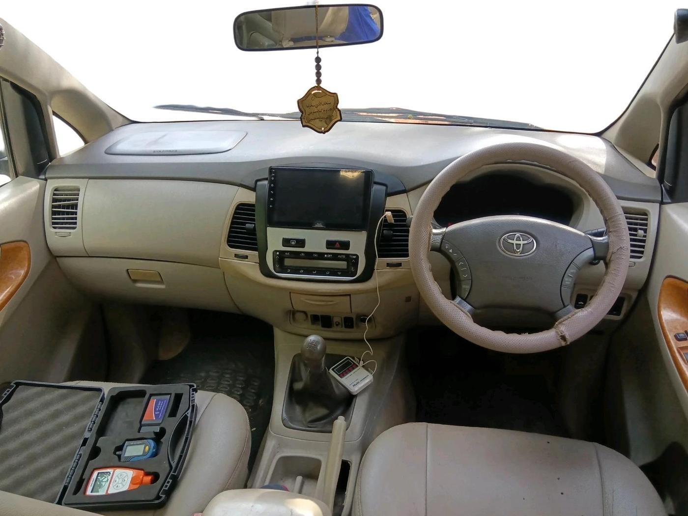 2011 Toyota Innova V 2.5 7 STR, Diesel, Manual, 1,68,879 km, interior
