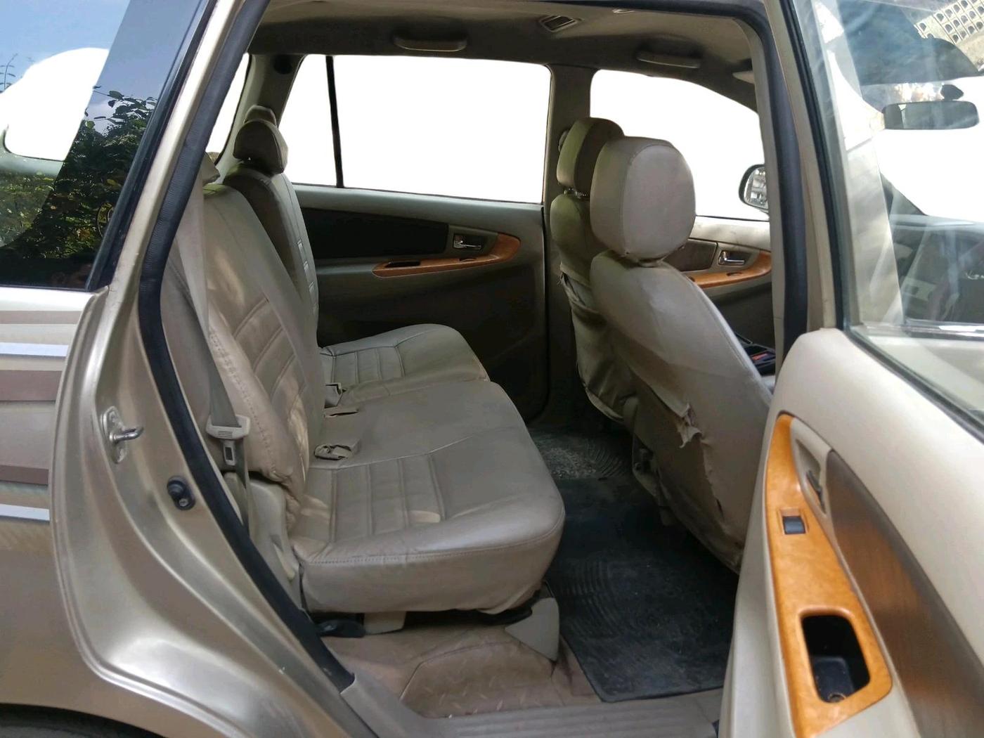 2011 Toyota Innova V 2.5 7 STR, Diesel, Manual, 1,68,879 km, interior