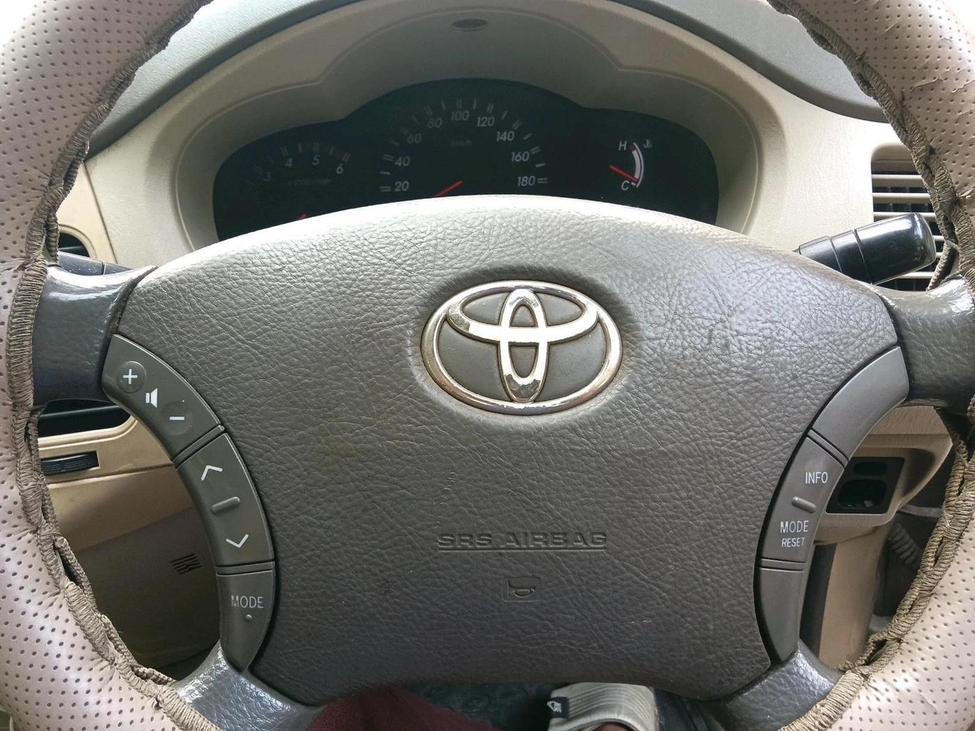 2011 Toyota Innova V 2.5 7 STR, Diesel, Manual, 1,68,879 km, interior