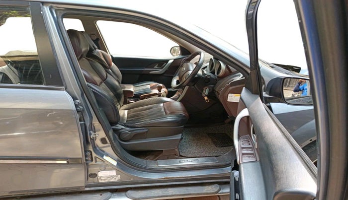 2014 Mahindra XUV500 W8, Diesel, Manual, 1,40,565 km, interior