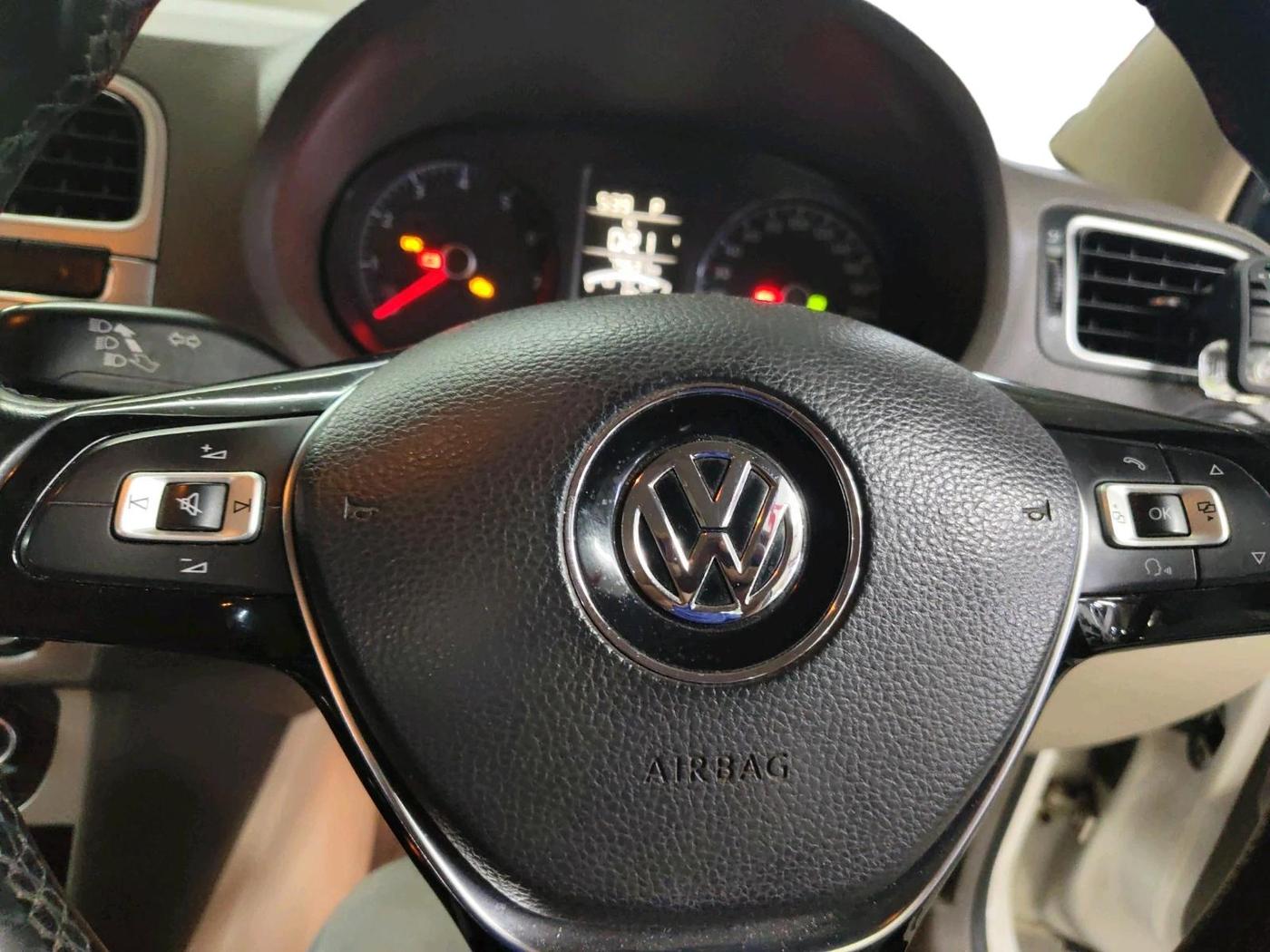 2015 Volkswagen Vento HIGHLINE PETROL AT, Petrol, Automatic, 75,631 km, interior