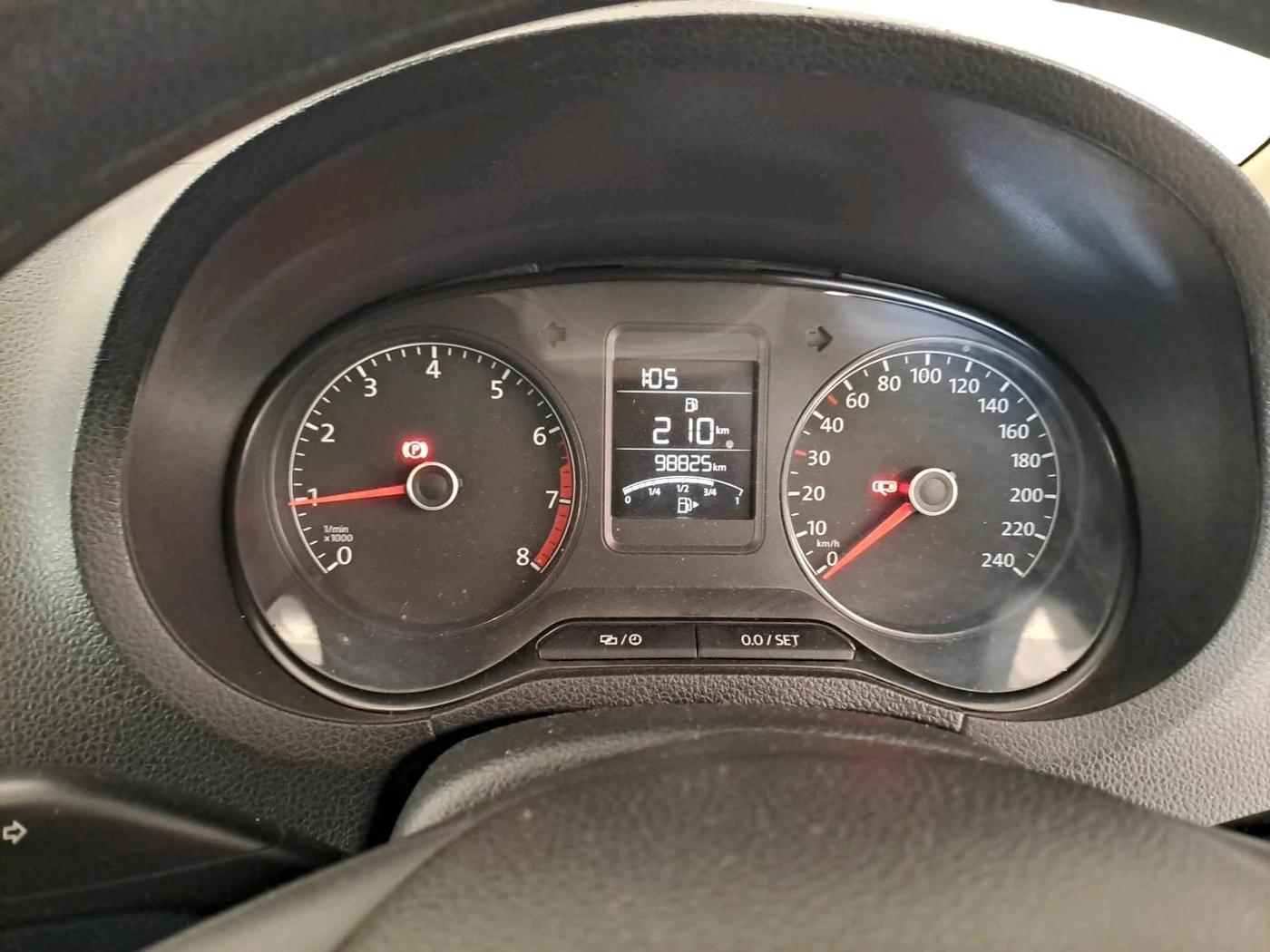2015 Volkswagen Polo COMFORTLINE 1.2L, Petrol, Manual, 98,825 km, interior