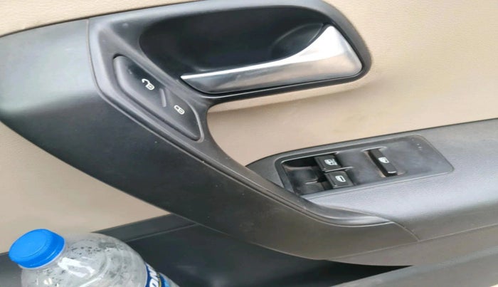 2010 Volkswagen Polo COMFORTLINE 1.2L PETROL, Petrol, Manual, 1,02,167 km, interior