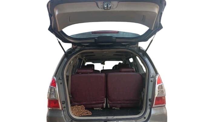 2014 Toyota Innova 2.5 VX 8 STR, Diesel, Manual, 1,91,580 km, exterior