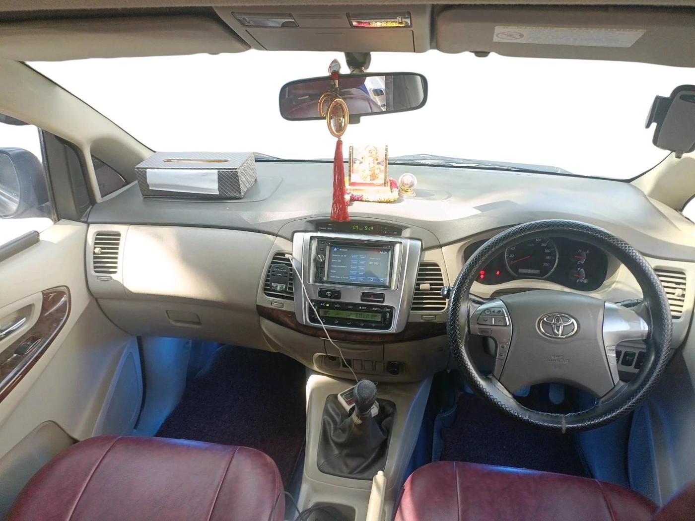 2014 Toyota Innova 2.5 VX 8 STR, Diesel, Manual, 1,91,580 km, interior