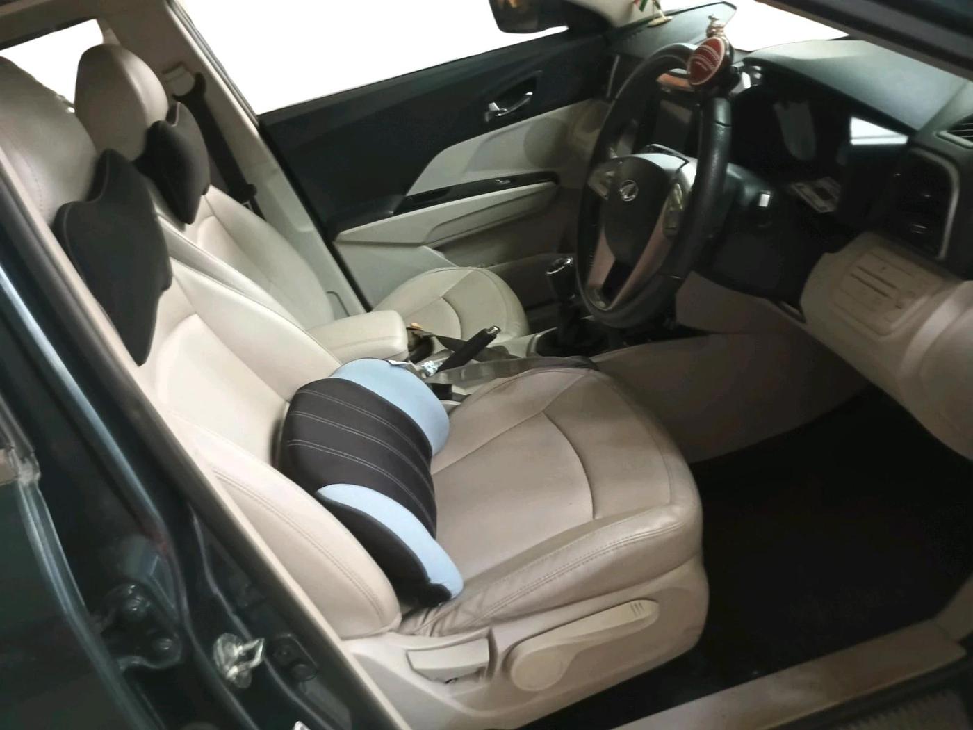2022 Mahindra XUV300 W8 (O) 1.5 DIESEL, Diesel, Manual, 44,308 km, interior