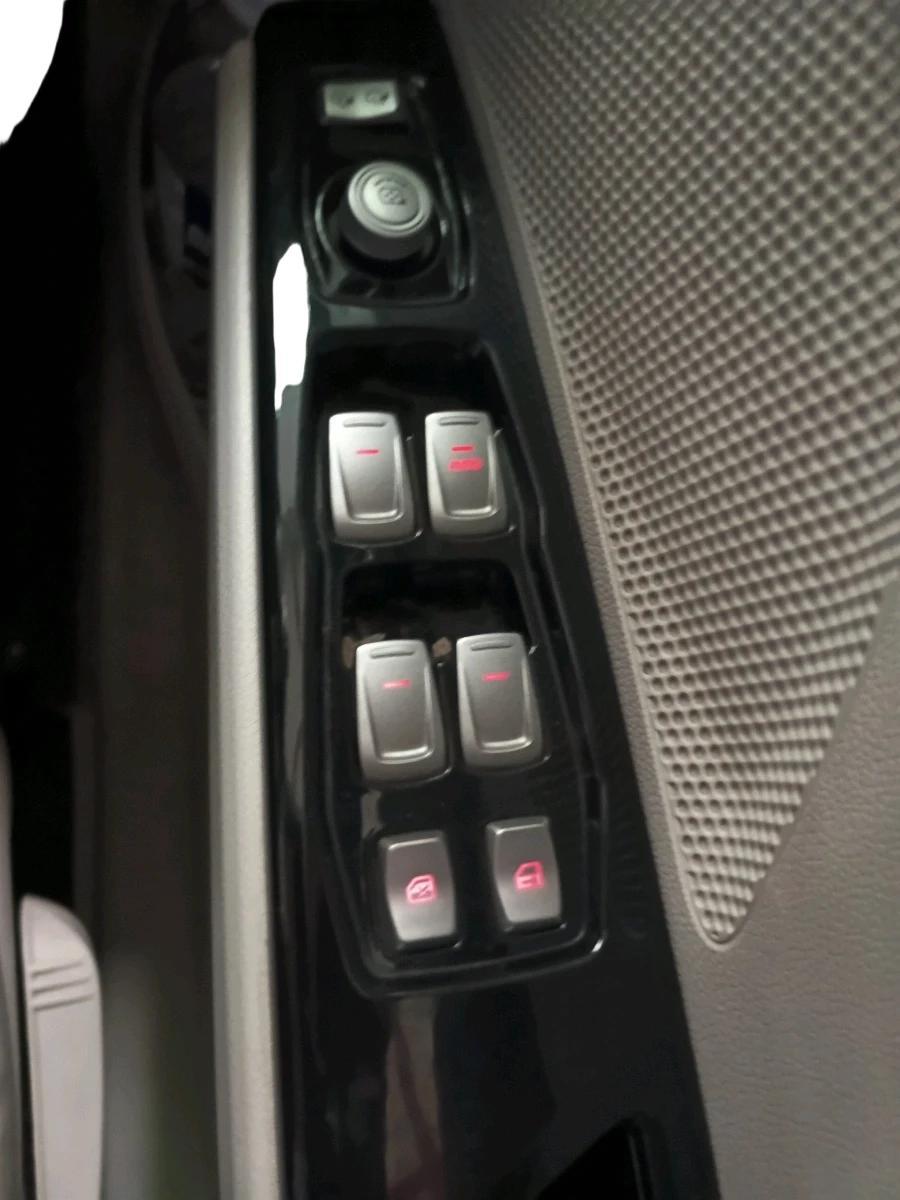 2022 Mahindra XUV300 W8 (O) 1.5 DIESEL, Diesel, Manual, 44,308 km, interior