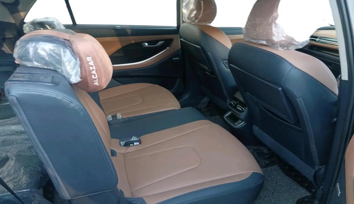 2024 Hyundai ALCAZAR Signature 7 STR 1.5 Diesel Automatic, Diesel, Automatic, 11,171 km, interior