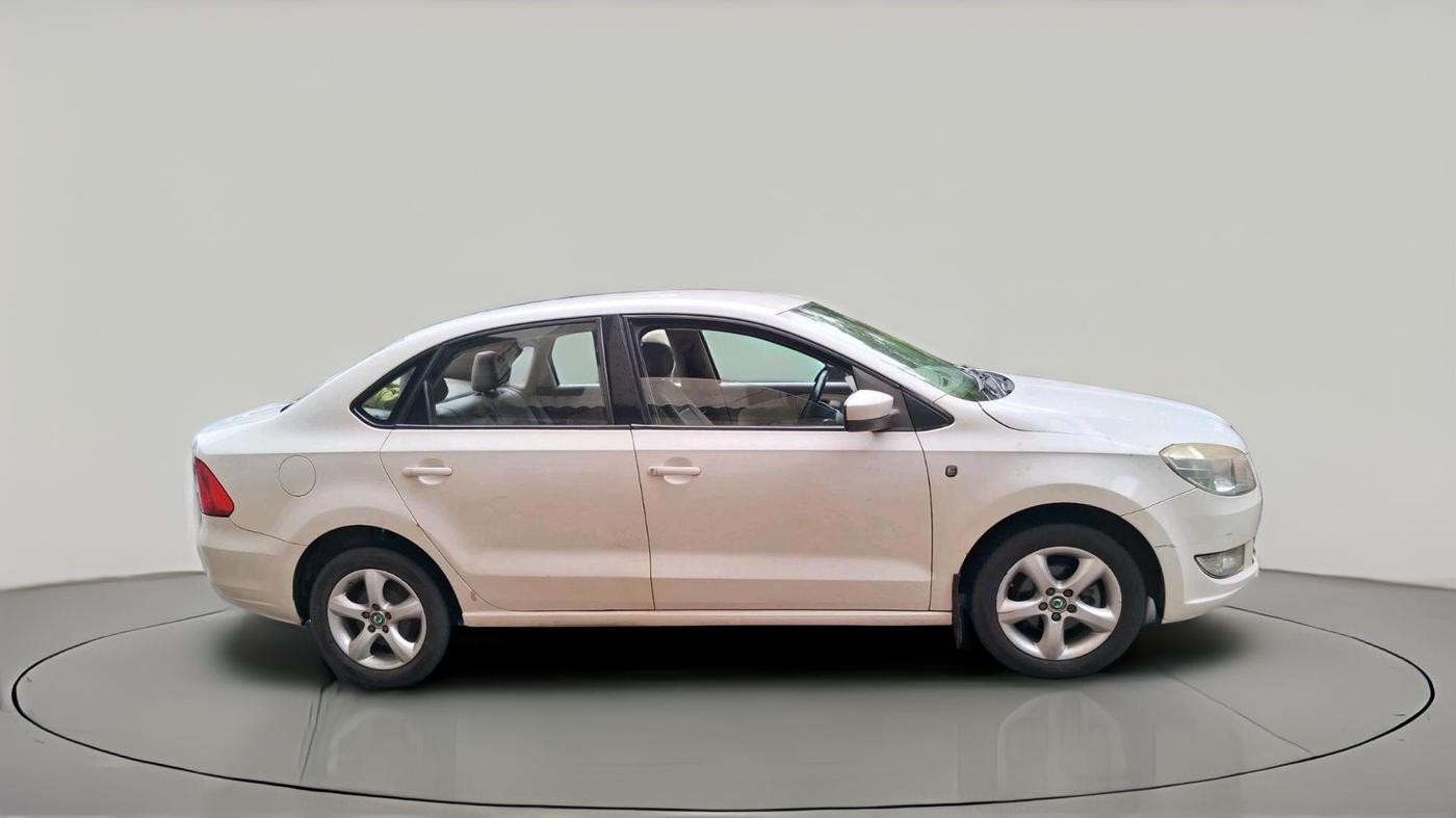 2013 Skoda Rapid ELEGANCE 1.6 MPI MT, Petrol, Manual, 51,004 km, exterior