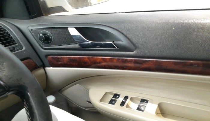 2011 Skoda Laura L&K 2.0 TDI AT, Diesel, Automatic, 1,67,949 km, interior