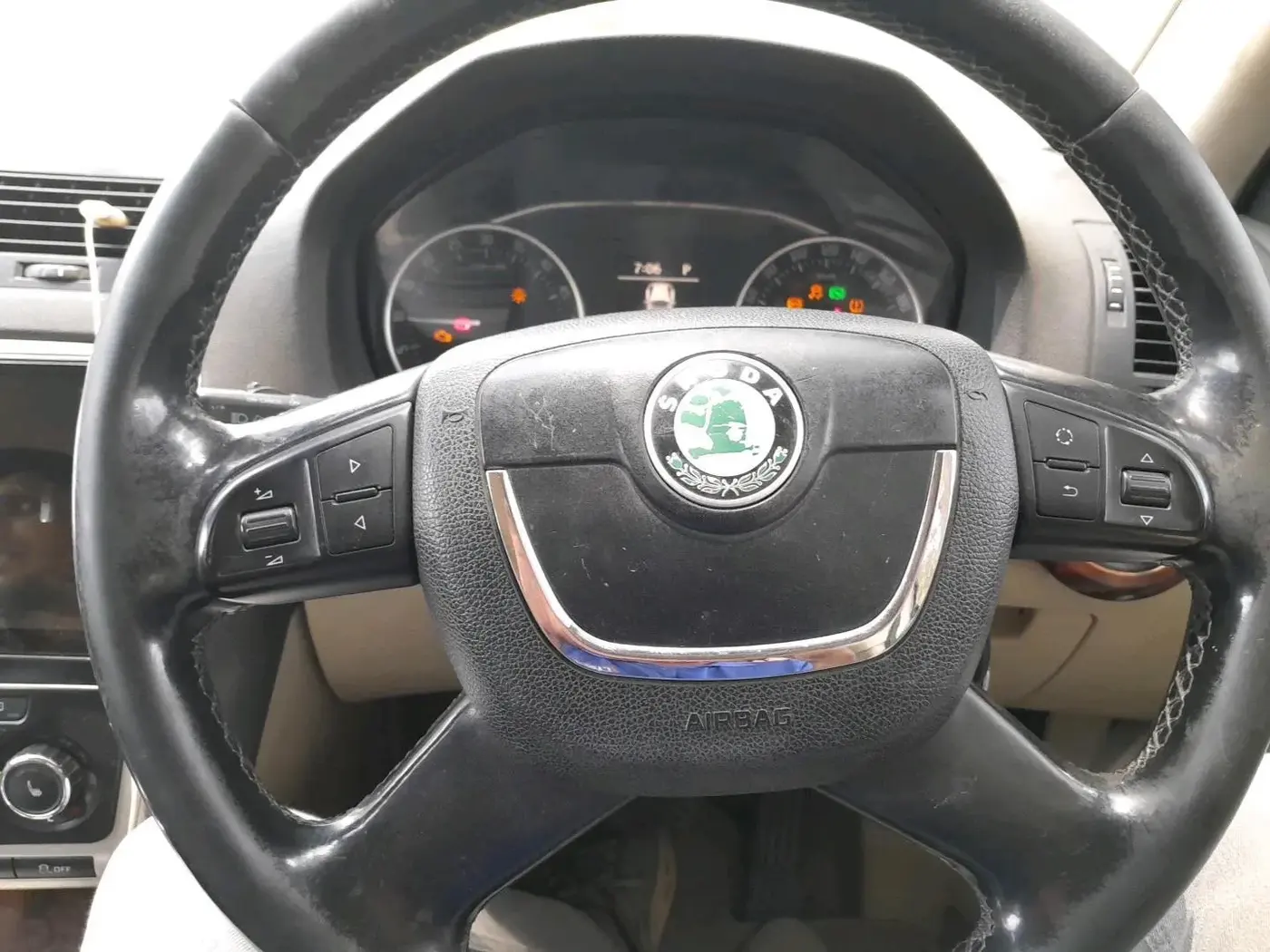 2011 Skoda Laura L&K 2.0 TDI AT, Diesel, Automatic, 1,67,949 km, interior