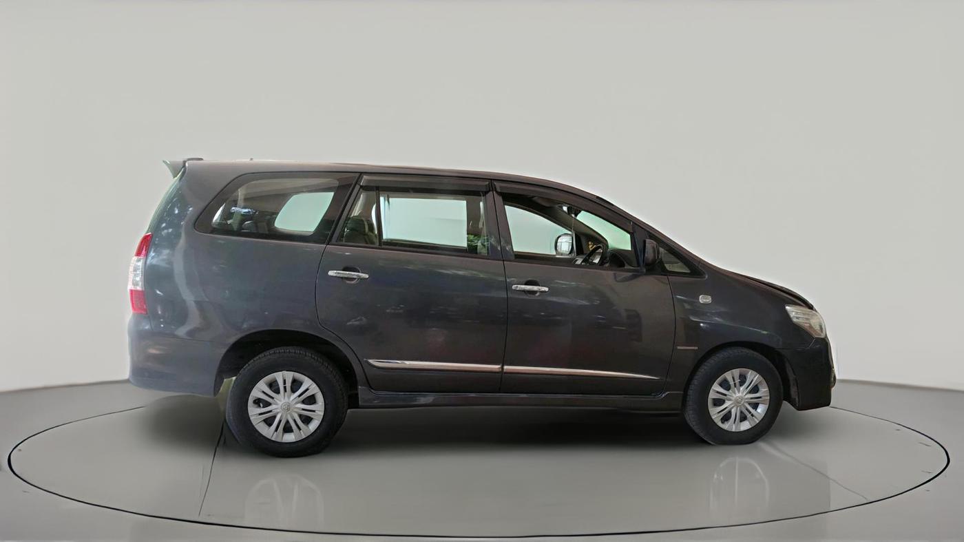 2016 Toyota Innova 2.5 GX 8 STR, Diesel, Manual, 51,736 km, exterior