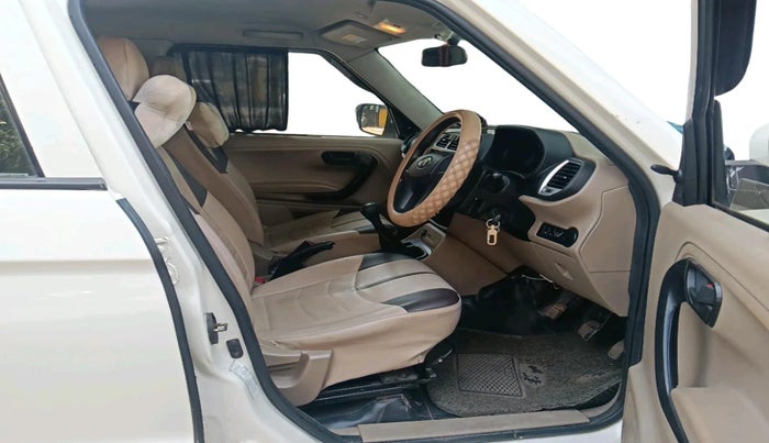 2016 Mahindra TUV300 T6, Diesel, Manual, 1,09,147 km, interior