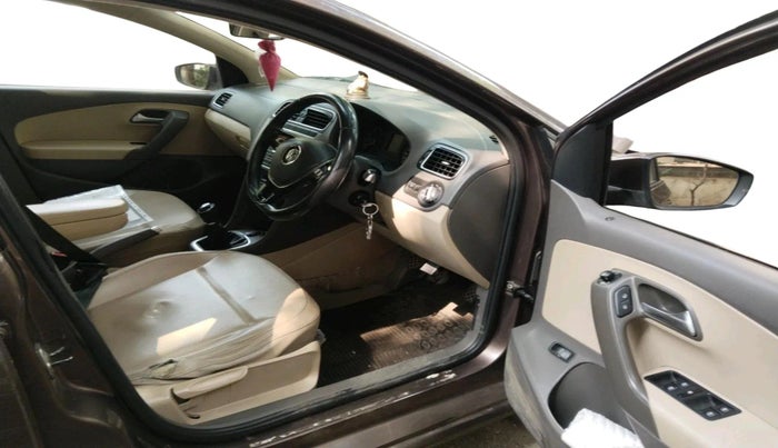 2015 Volkswagen Vento HIGHLINE 1.6 MPI, Petrol, Manual, 56,444 km, interior