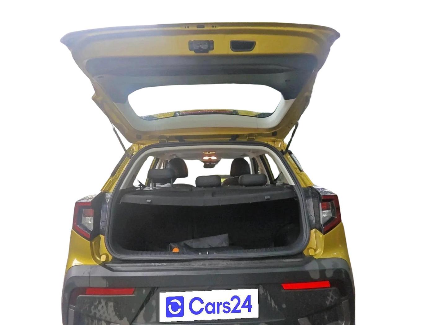2024 Mahindra XUV 3XO AX5 1.2 L TCMPFI AT, Petrol, Automatic, 11,773 km, exterior