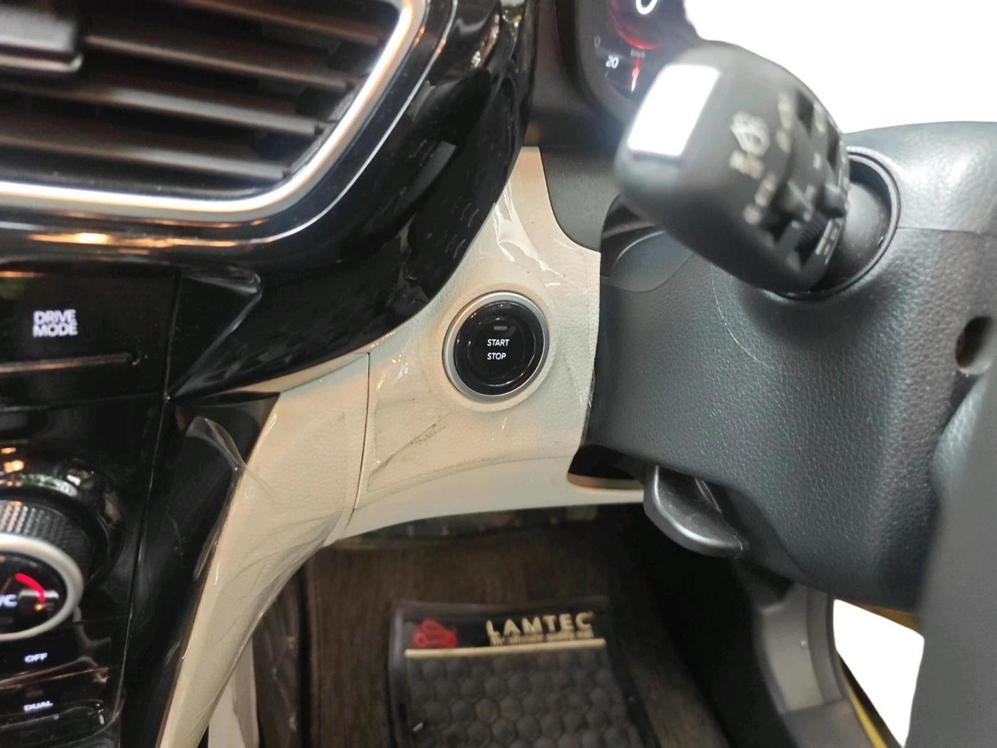 2024 Mahindra XUV 3XO AX5 1.2 L TCMPFI AT, Petrol, Automatic, 11,773 km, interior