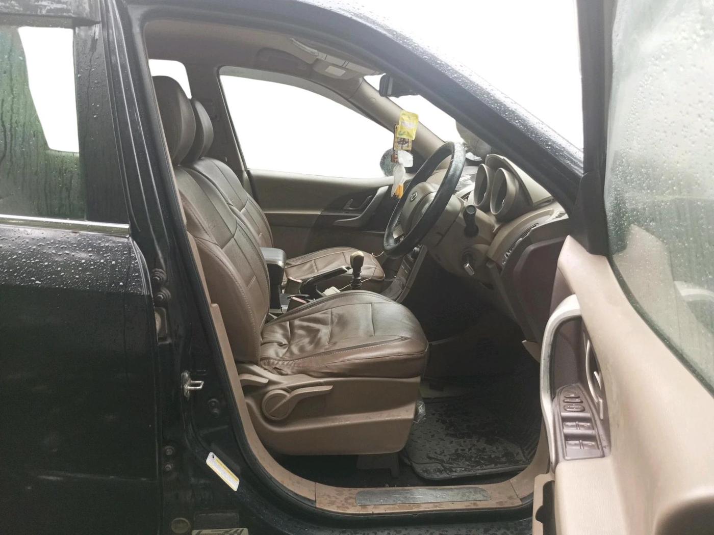 2013 Mahindra XUV500 W6, Diesel, Manual, 1,10,316 km, interior