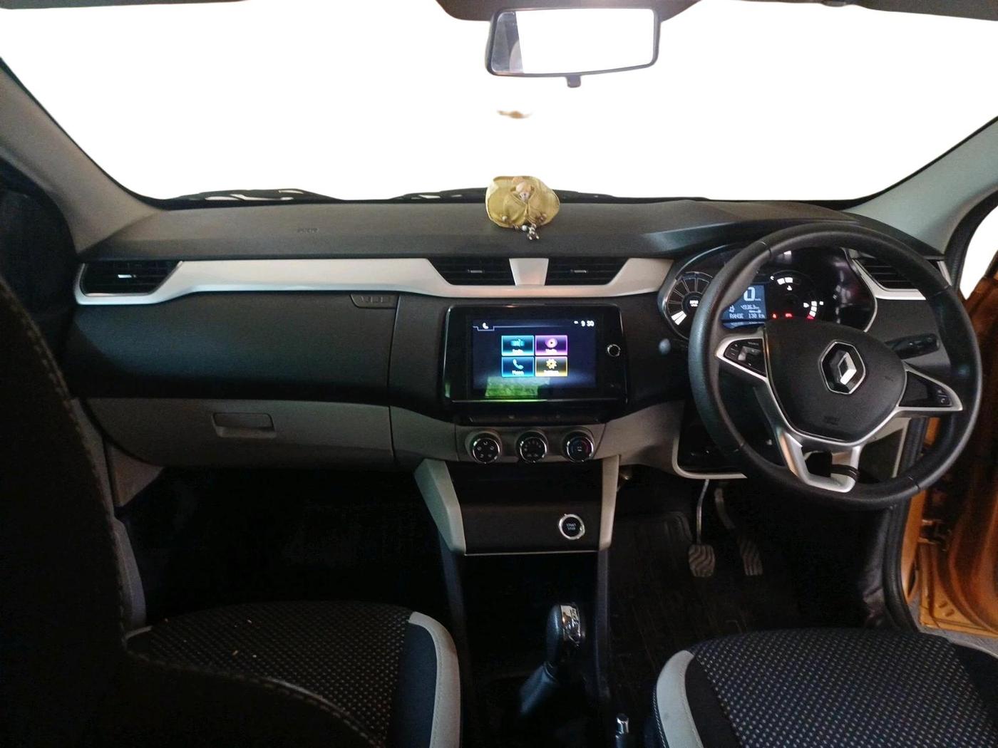 2022 Renault TRIBER RXZ AMT, Petrol, Automatic, 49,363 km, interior