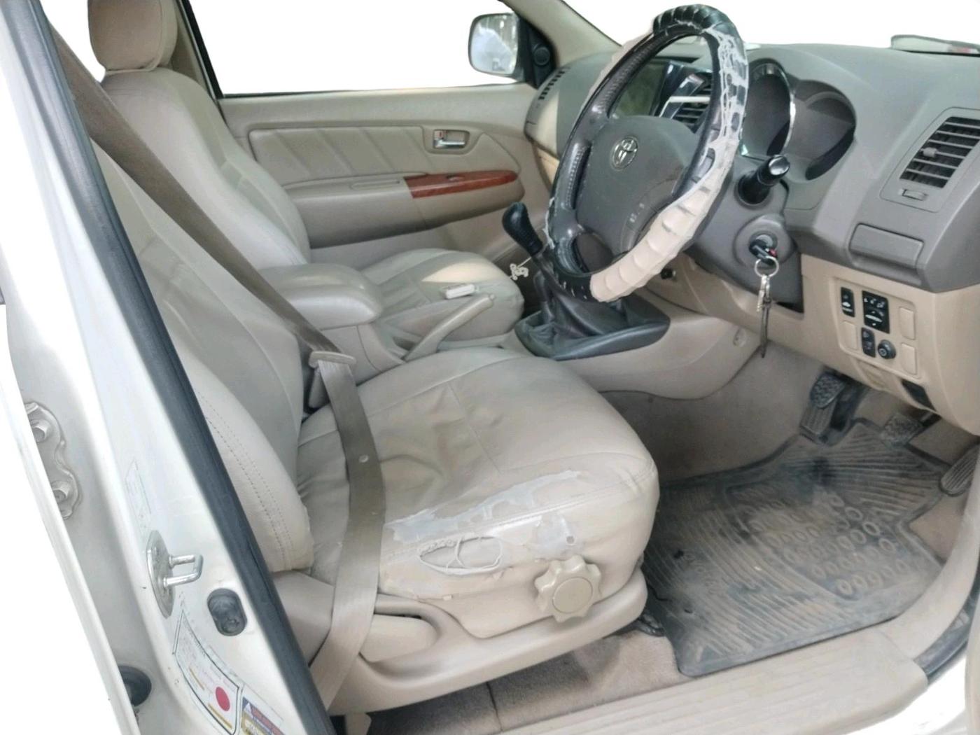 2011 Toyota Fortuner 3.0 4X4 MT, Diesel, Manual, 3,22,012 km, interior