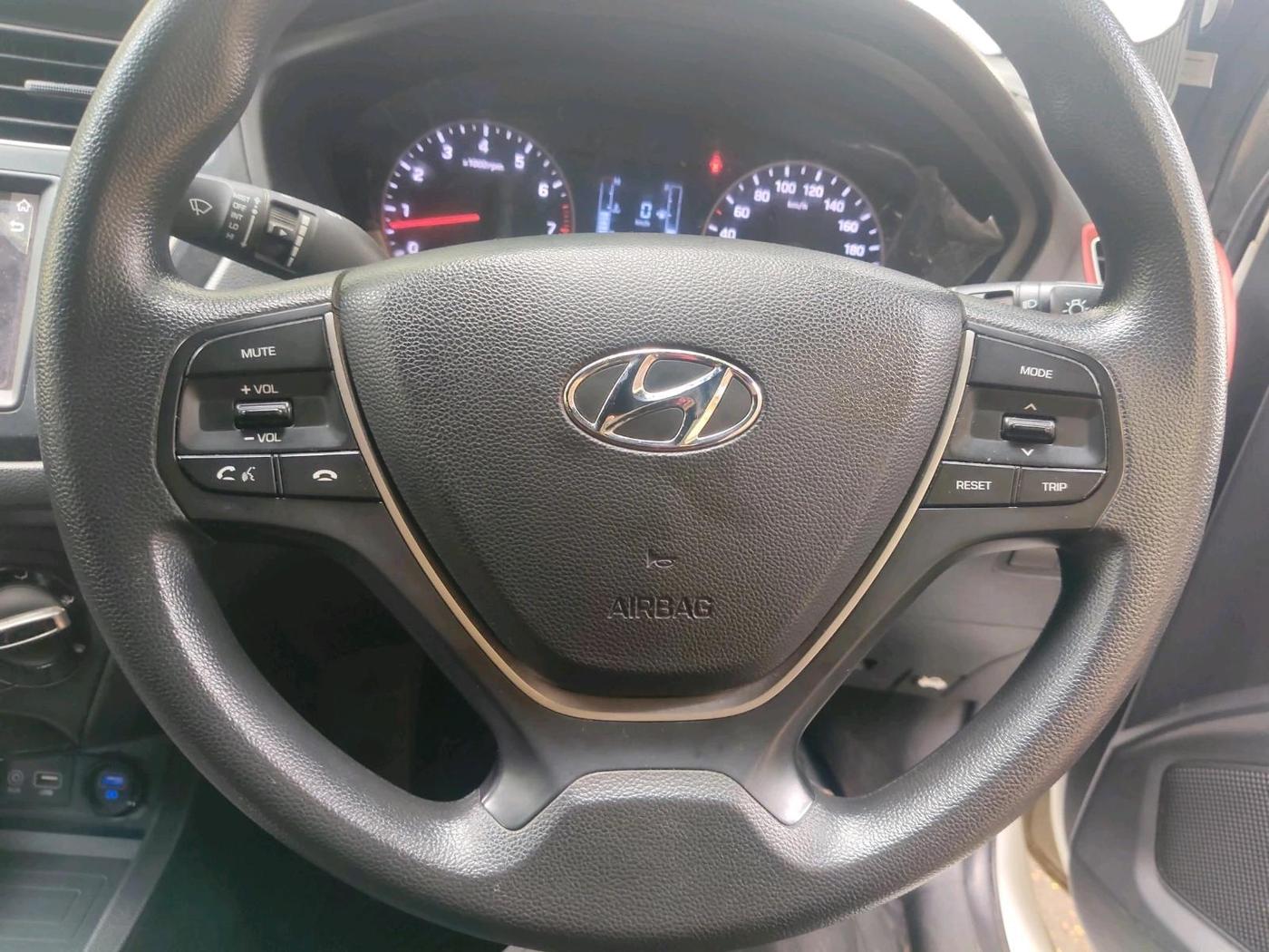 2019 Hyundai Elite i20 SPORTZ PLUS 1.2 DUAL TONE, Petrol, Manual, 4,632 km, interior