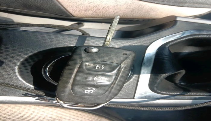 2018 Tata NEXON XT PETROL, CNG, Manual, 38,984 km, interior