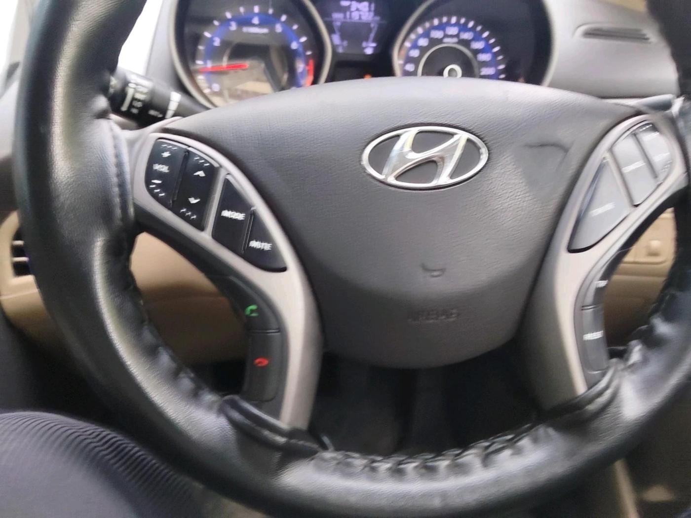 2013 Hyundai New Elantra 1.8 SX MT VTVT, Petrol, Manual, 1,19,722 km, interior