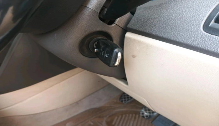 2011 Volkswagen Vento HIGHLINE 1.6 MPI, Petrol, Manual, 1,20,893 km, interior