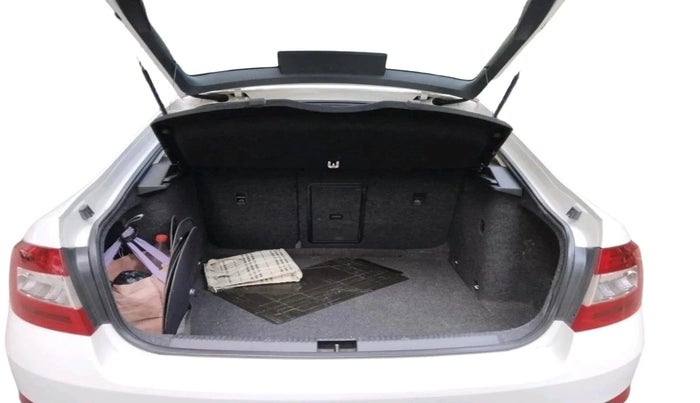 2014 Skoda Octavia AMBITION 2.0 TDI AT, Diesel, Automatic, 1,55,034 km, exterior