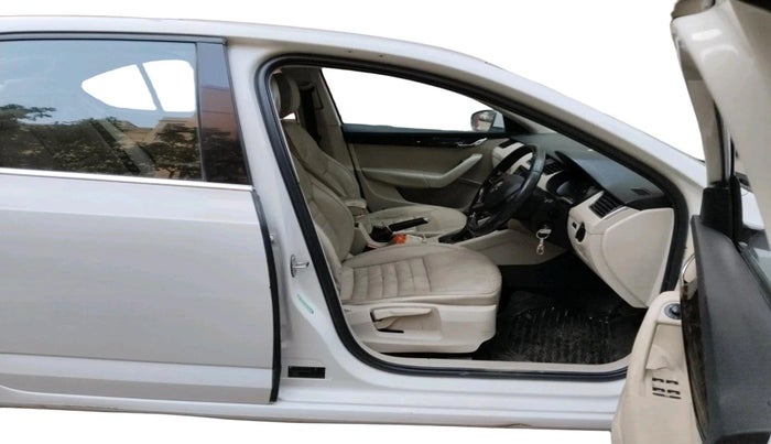 2014 Skoda Octavia AMBITION 2.0 TDI AT, Diesel, Automatic, 1,55,034 km, interior