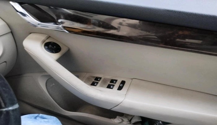 2014 Skoda Octavia AMBITION 2.0 TDI AT, Diesel, Automatic, 1,55,034 km, interior