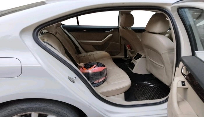 2014 Skoda Octavia AMBITION 2.0 TDI AT, Diesel, Automatic, 1,55,034 km, interior