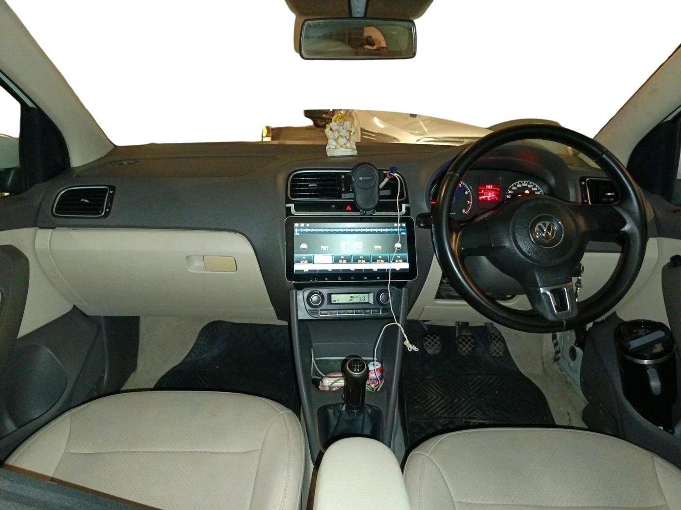 2011 Volkswagen Vento HIGHLINE 1.6 MPI, Petrol, Manual, 1,11,353 km, interior