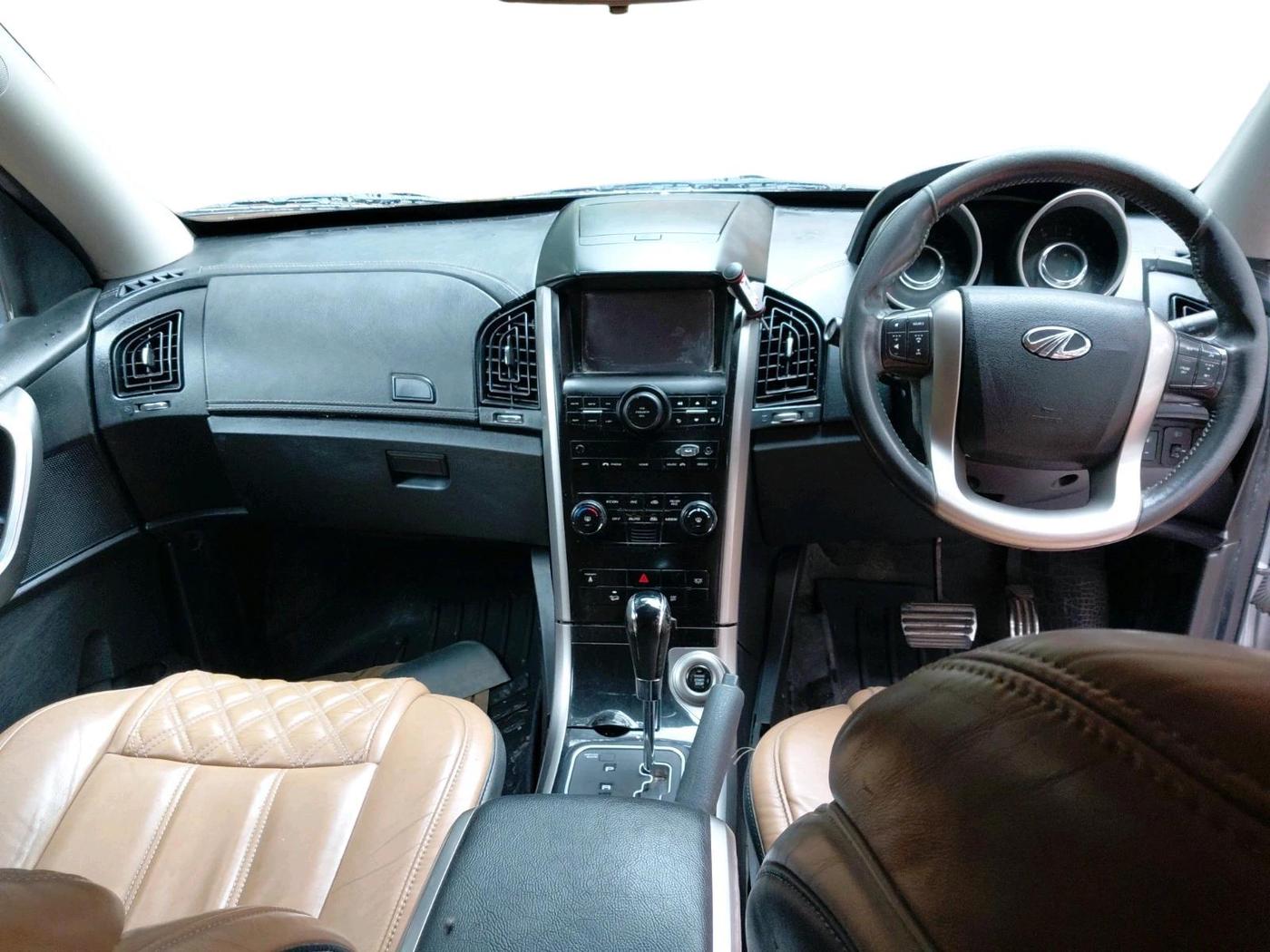 2018 Mahindra XUV500 W11 AT, Diesel, Automatic, 86,239 km, interior
