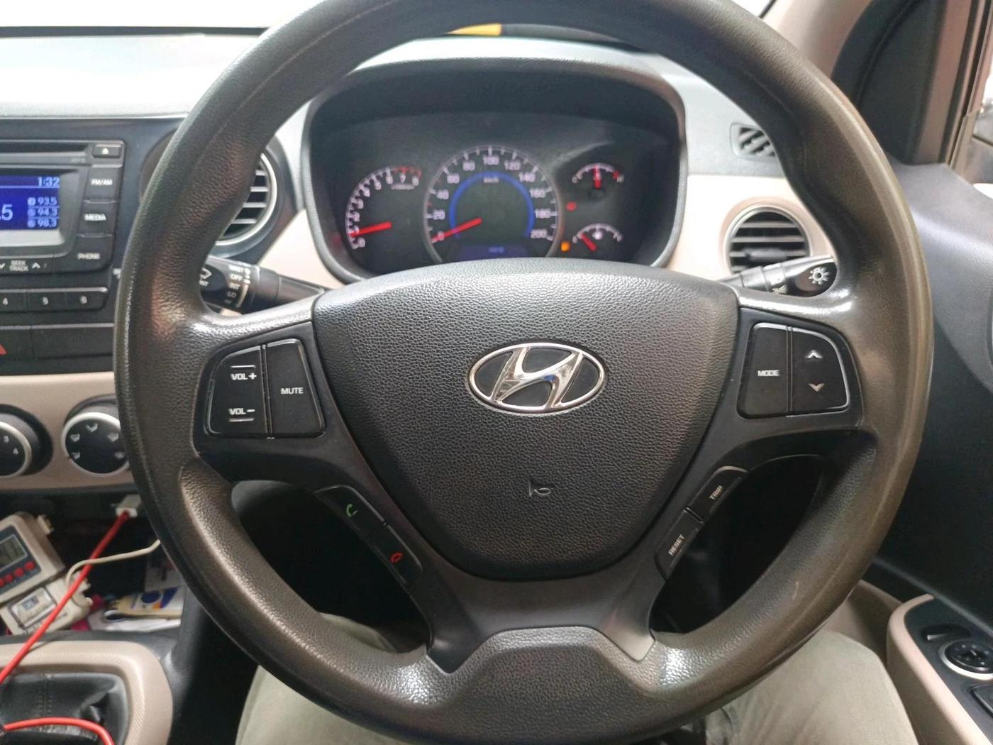 2015 Hyundai Grand i10 SPORTZ 1.2 KAPPA VTVT, CNG, Manual, 1,04,336 km, interior