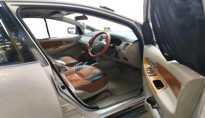 2011 Toyota Innova V 2.5 8 STR, Diesel, Manual, 3,25,740 km, interior