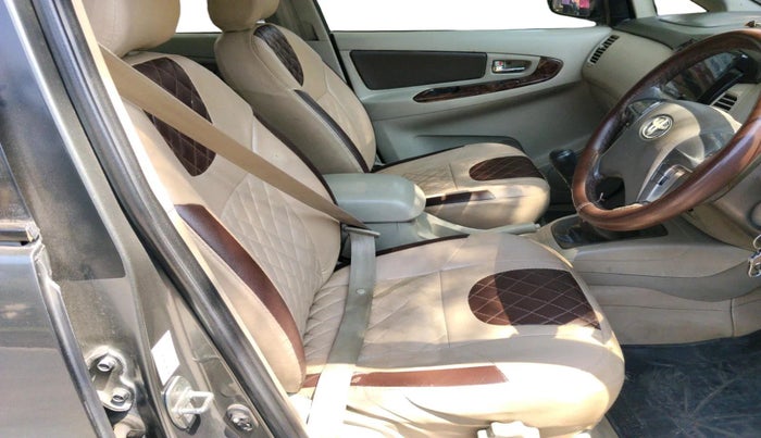 2014 Toyota Innova 2.5 VX 8 STR, Diesel, Manual, 1,43,265 km, interior