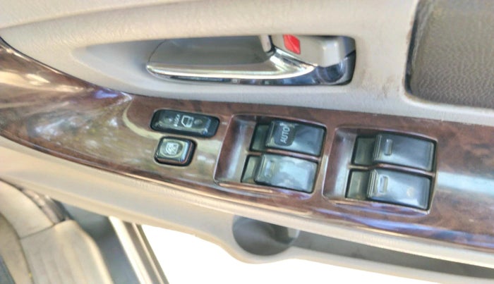 2014 Toyota Innova 2.5 VX 8 STR, Diesel, Manual, 1,43,265 km, interior