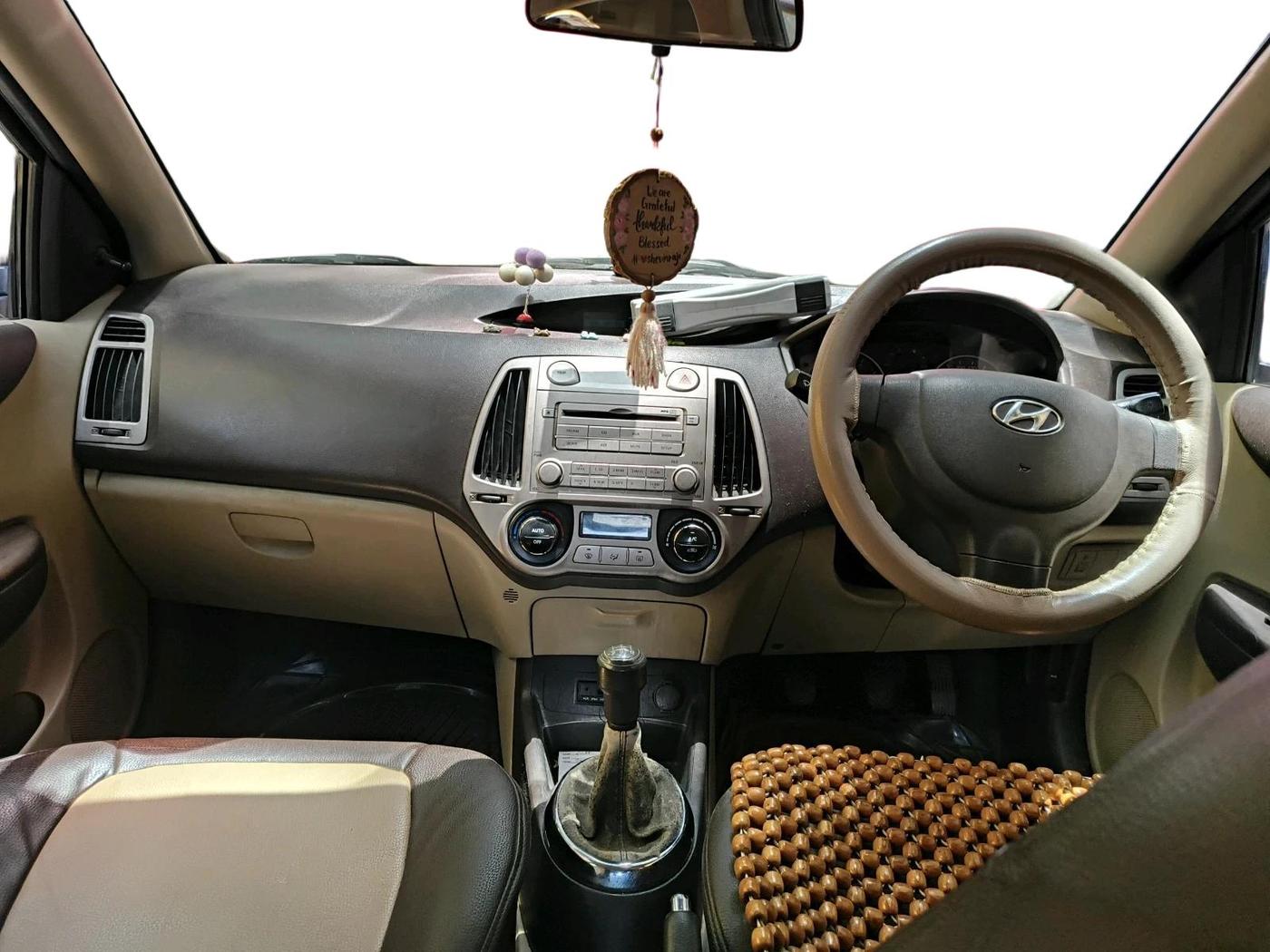 2011 Hyundai i20 MAGNA 1.2, Petrol, Manual, 1,22,063 km, interior
