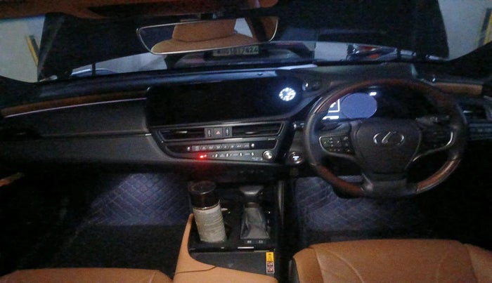 2024 Lexus ES 300h Luxury, Hybrid, Automatic, 4,491 km, interior