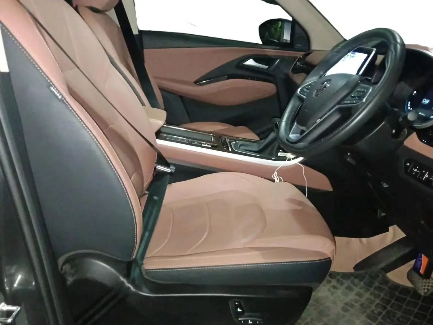 2024 MG HECTOR PLUS SAVVY PRO 1.5 TURBO CVT 7 STR, Petrol, Automatic, 8,285 km, interior
