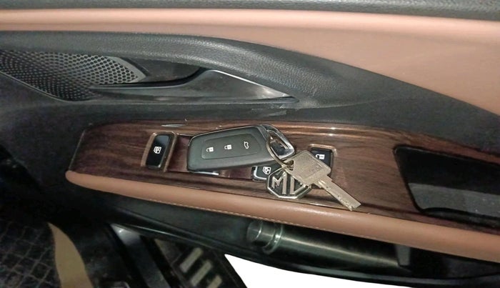 2024 MG HECTOR PLUS SAVVY PRO 1.5 TURBO CVT 7 STR, Petrol, Automatic, 8,285 km, interior